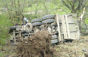 Artvin'de kamyon uçuruma devrildi: 1 ölü