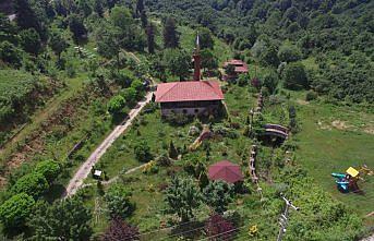 Çivisiz cami zamana direniyor