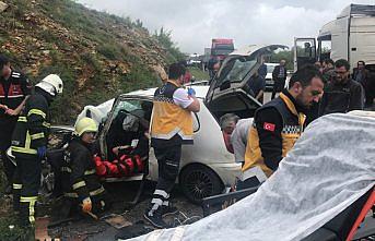 Otomobilde sıkışan sürücü güçlükle çıkartıldı