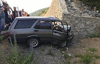 İstinat duvarına çarpan otomobilin sürücüsü öldü