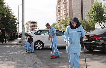 Sağlık çalışanları sokakları temizledi