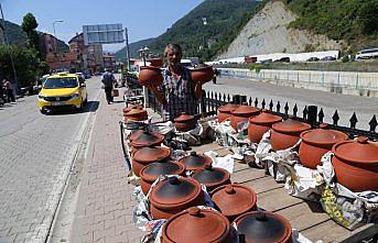 Çanakkale'de ürettiği güveçleri Kastamonu'da satıyor