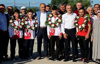 Şampiyon güreşçi Alperen Berber çiçeklerle karşılandı