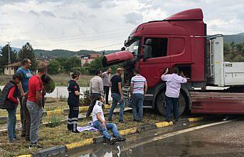 Otomobil ile tır çarpıştı: 8 yaralı