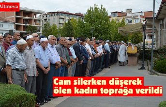 Cam silerken düşerek ölen kadın toprağa verildi