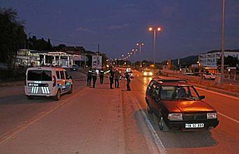 Freni boşalan otomobil üniversite öğrencilerine çarptı: 2 yaralı