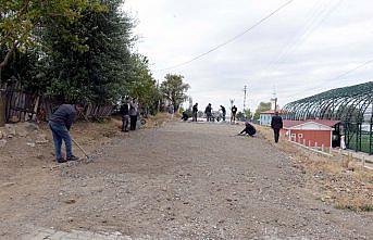 Mahalle yolu 33 yıl sonra parke taşı döşeniyor