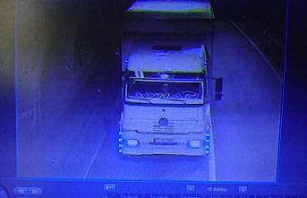 Trafikte hayatını tehlikeye atan sürücünün peşine düştü