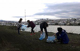 OMÜ öğrencileri sahilde plastik atık temizliği yaptı