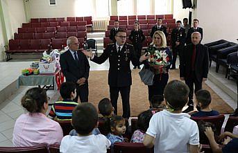 Samsun İl Jandarma Komutanı Güven'den yuvadaki çocuklara hediye