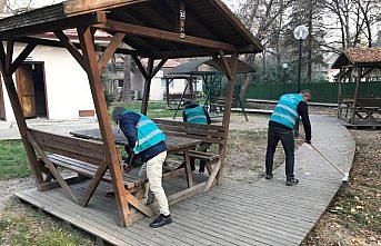 Düzce'de denetimli serbestlik yükümlülerinden park temizliği