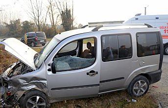 Düzce'de otomobille çarpışan hafif ticari araçtaki 5 kişi yaralandı