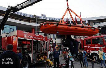 Düzce'deki depremde hayatını kaybedenler için saygı duruşu