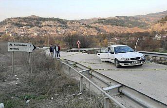 Karabük'te otomobil bariyere çarptı: 3 ölü, 2 yaralı