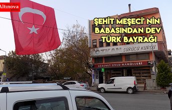 ŞEHİT MEŞECİ' NİN BABASINDAN DEV TÜRK BAYRAĞI