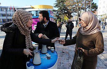 AK Partili gençler kahve ikramında bulundu