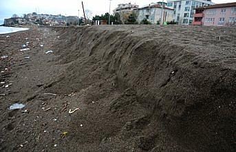 Akçakoca sahilinde kum kıyıya 3 metre çekildi