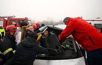 Düzce'de bariyere saplanan otomobildeki nişanlı çift yaralandı