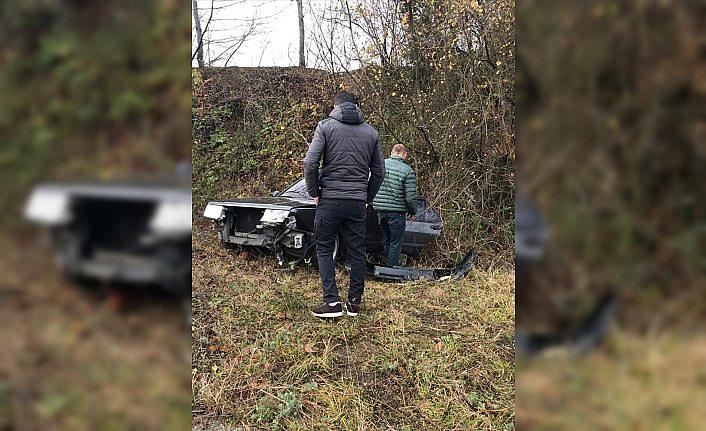 Düzce'de yoldan çıkan otomobildeki 2 kişi yaralandı