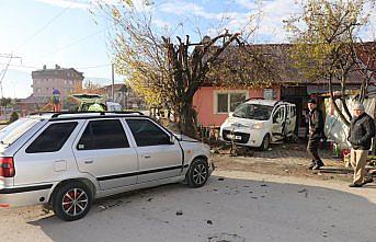 Kaza yapan aracın eve girmesini kaldırım taşları önledi