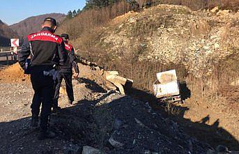 Zonguldak'ta şarampole devrilen kamyonun sürücüsü yaralandı