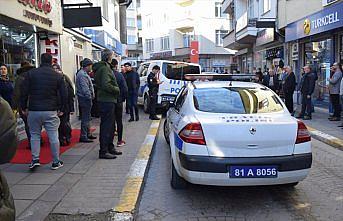 Bankayı soymaya çalışan bıçaklı şüpheliyi güvenlik görevlisi yakaladı