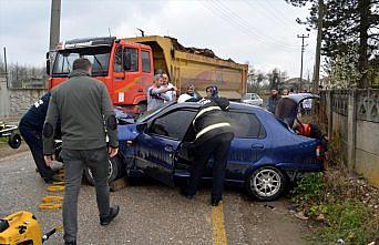 Düzce'de kamyonla çarpışan otomobilde sıkışan iki kişi yaralandı