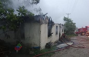 Bolu'da ev ve kümes yangını