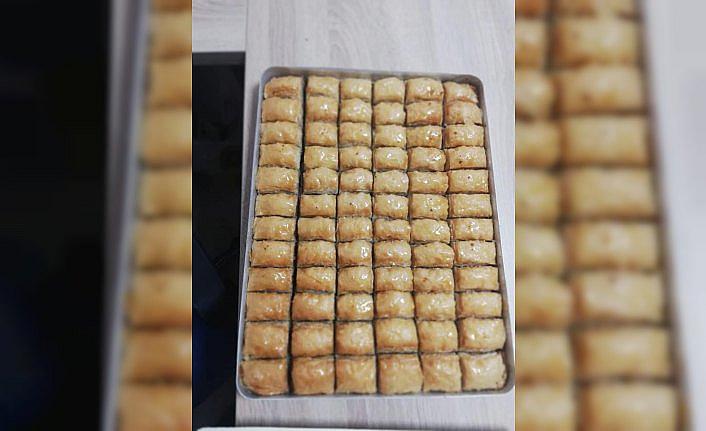 Karantinada doğum günü kutlanan kişiden görevlilere baklavalı teşekkür