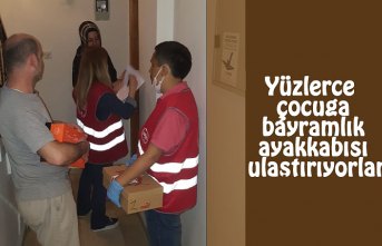 Yüzlerce çocuğa bayramlık ayakkabı ulaştırıyorlar