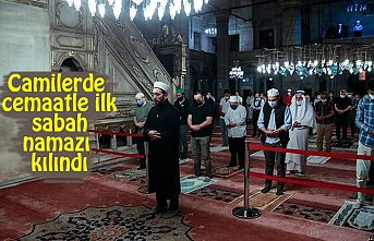 Camilerde cemaatle ilk sabah namazı kılındı