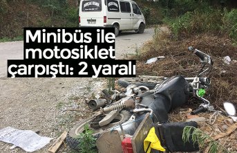 Minibüs ile motosiklet çarpıştı: 2 yaralı