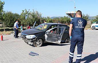 Bolu'da otomobilin tabelaya çarpıp savrulması güvenlik kamerasında