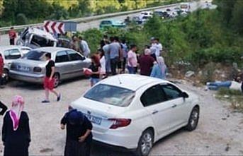 Sinop'ta otomobil park halindeki iki araca çarptı: 10 yaralı