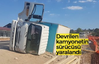 Devrilen kamyonetin sürücüsü yaralandı