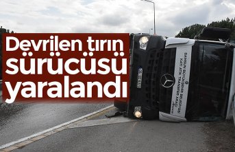 Devrilen tırın sürücüsü yaralandı