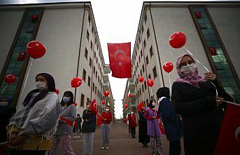 Düzce'de üniversite öğrencileri gökyüzüne 97 Türk bayraklı balon bıraktı