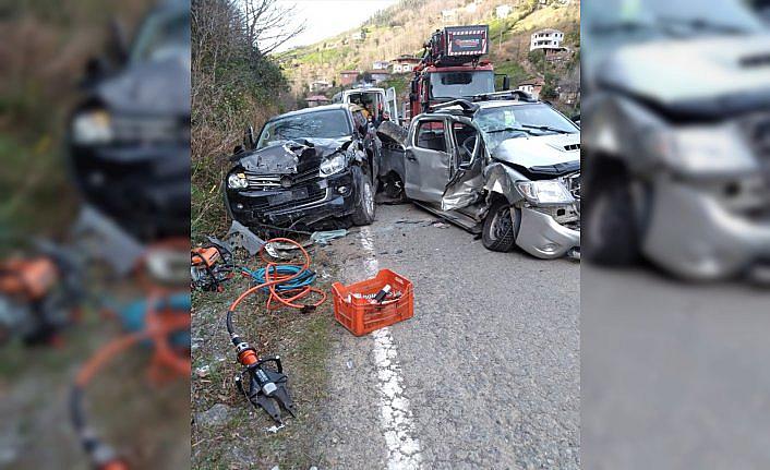Artvin'de iki otomobil çarpıştı: 5 yaralı