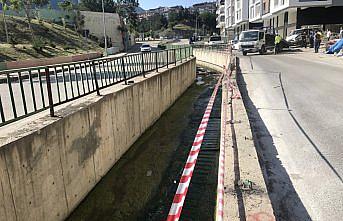 Karabük'te cenaze nakil aracı su kanalına düştü