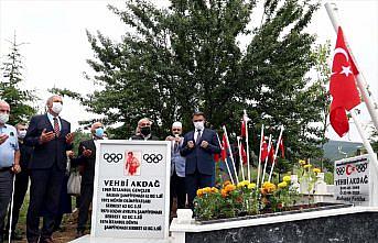 Eski milli güreşçi Vehbi Akdağ, Tokat'taki kabri başında anıldı