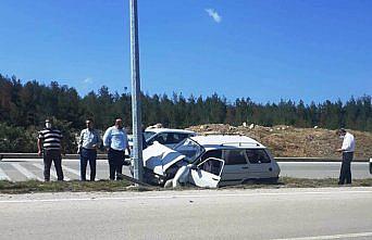 Sinop'ta aydınlatma direğine çarpan otomobilin sürücüsü yaşamını yitirdi