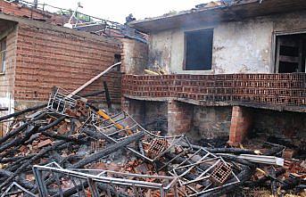 Tokat'ta saman balyalarının tutuşturduğu iki ev yandı