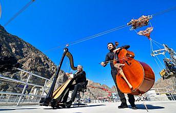 Arp sanatçısı Çağatay Akyol, 275 metre yükseklikte konser verdi