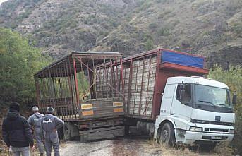 Bolu'da rampada kayan kamyondan atlayan sürücü öldü