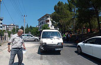 Karabük'te minibüs ve otomobil çarpıştı, 4 kişi yaralandı
