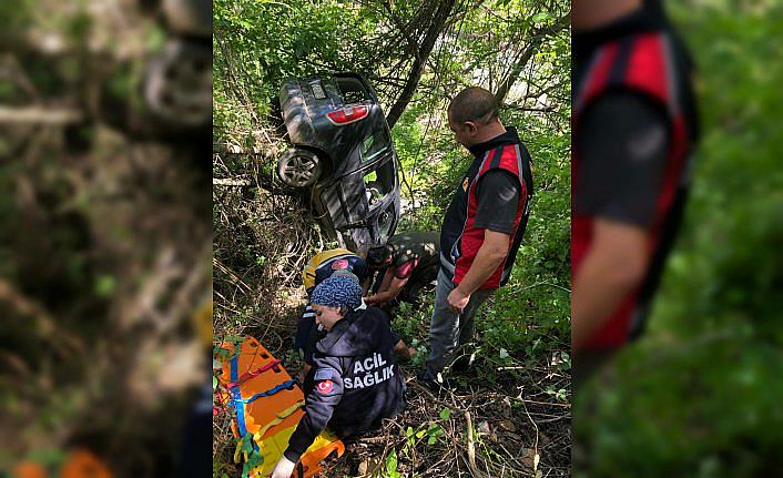 Artvin'de şarampole devrilen otomobildeki 3 kişi yaralandı