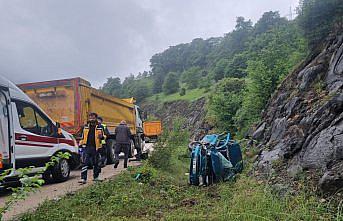 Düzce'de kamyonla çarpışan otomobilin sürücüsü yaralandı