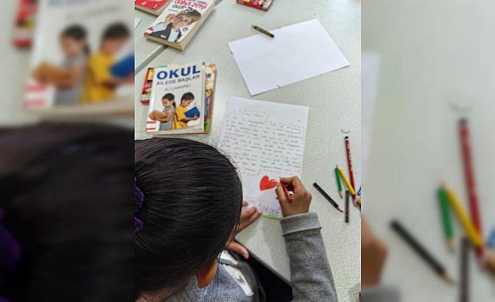 Laçin'de öğrenciler annelerine mektup yazarak kitap okumalarını istedi