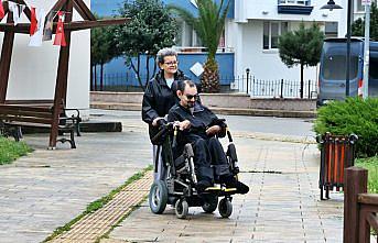 Serebral palsili oğlunun göz hareketleriyle çizdiği harflerden isteklerini anlayabiliyor