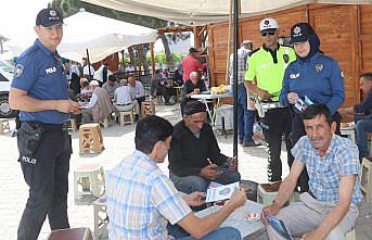 Taşova'da polis, dolandırıcılık olaylarına karşı broşür dağıttı